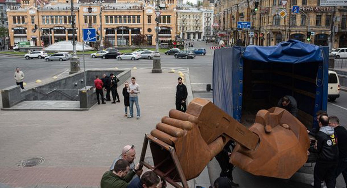 نصب مجسمه ولادیمیر پوتین در حال خودکشی!