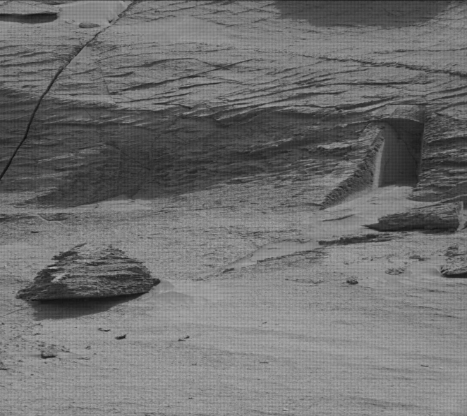 کشف صخره‌ای عجیب به شکل یک دروازه در مریخ