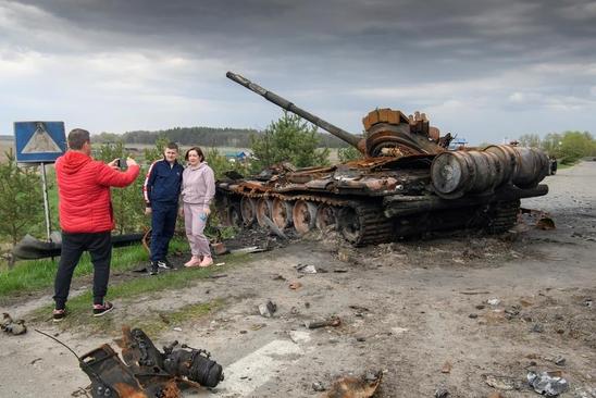 عکس یادگاری اوکراینی ها در کنار تانک های منهدم شده روسیه