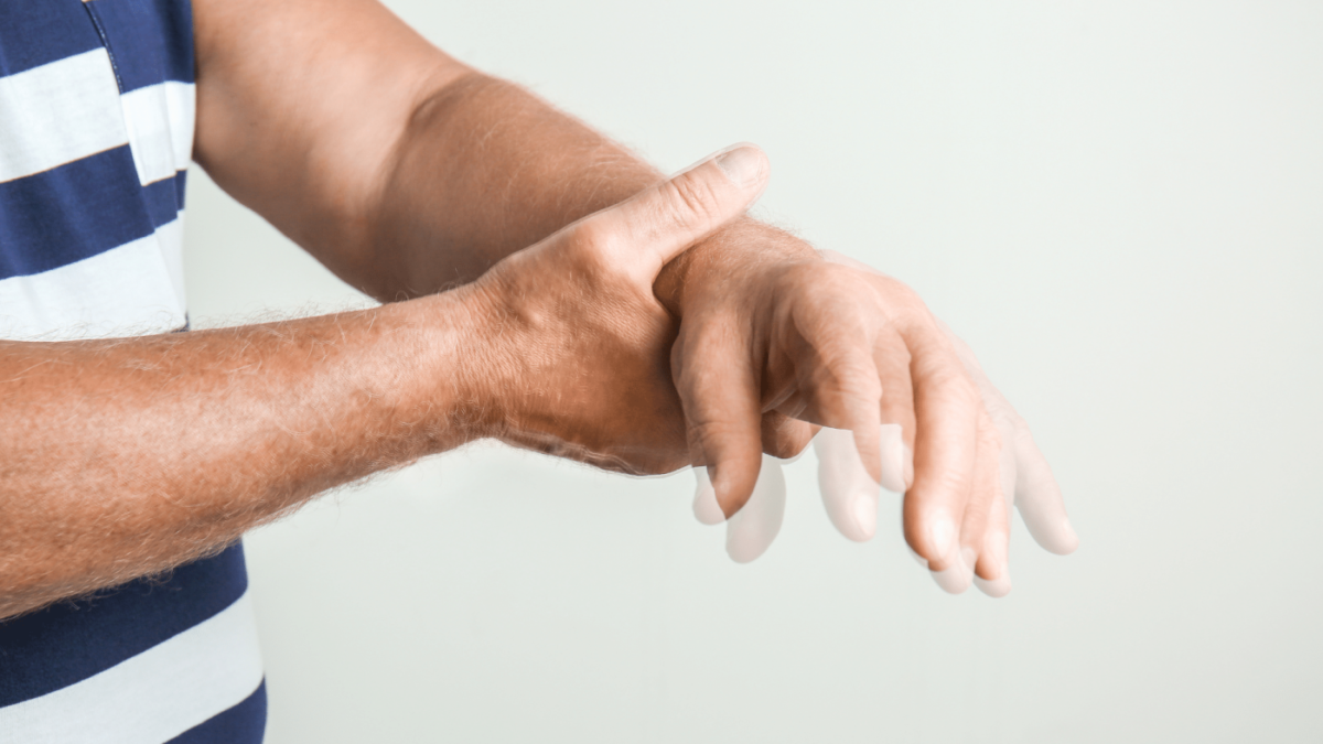علائم بیماری پارکینسون در پاها و انگشتان پا؛ از تورم تا انگشتان به هم فشرده