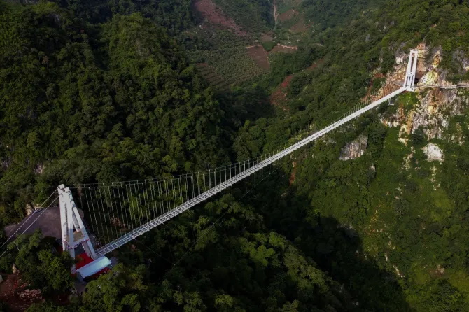 لحظه ترسناکی که توریست ها بر طولانی ترین پل شیشه ای جهان پا می‌گذارند + ویدیو