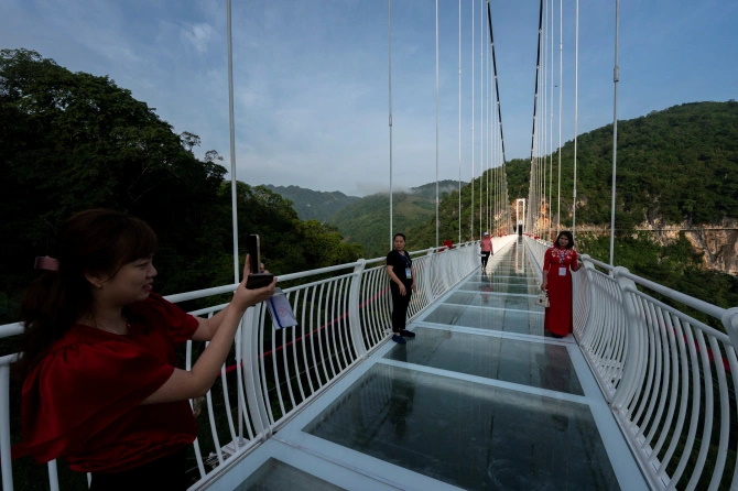لحظه ترسناکی که توریست ها بر طولانی ترین پل شیشه ای جهان پا می‌گذارند + ویدیو