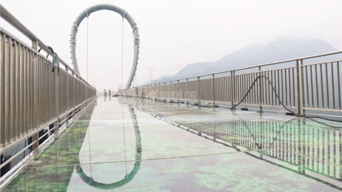 پل دروازه بهشت با بزرگترین آبشار مدور جهان به ارتفاع ۵۰۰ متر