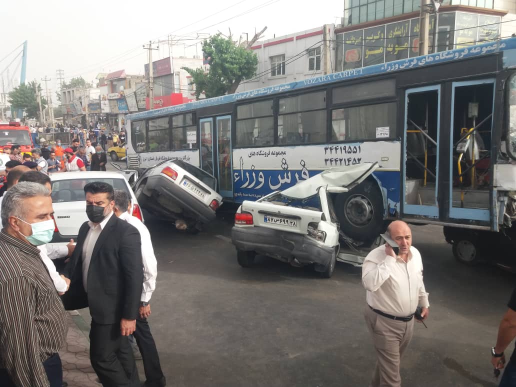 تصادف اتوبوس با ۵ خودرو در کرج