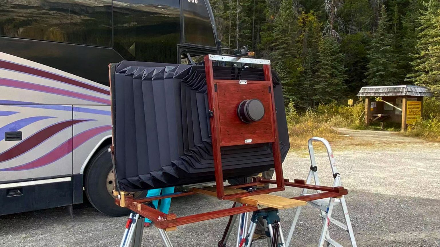 این عکاس کانادایی یک دوربین غول پیکر و یک تاریکخانه در یک اتوبوس ساخته است