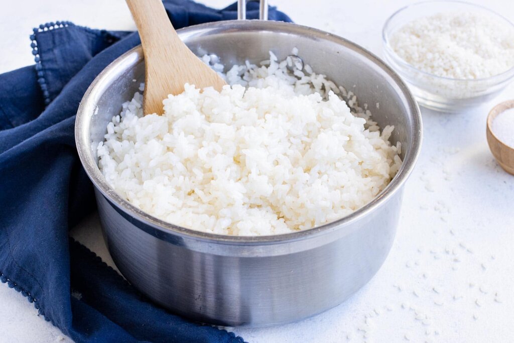 شیوه درست پخت و دم کردن برنج | از کجا بفهمیم برنج دم کشیده است؟ | ۳ ترفند برای وقتی که برنج شور شد