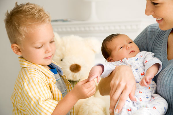 حسادت در کودکان را پس از تولد نوزاد چگونه کنترل کنیم؟