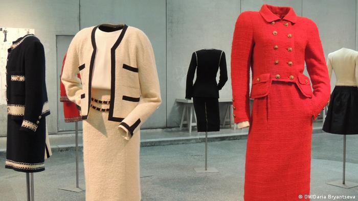 لباس زنانه، دکمه و انقلاب فرانسه