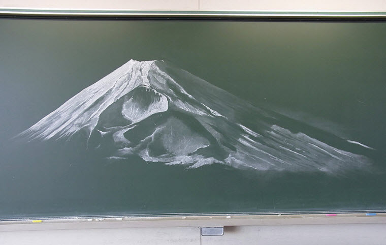 هنرنمایی دانش‌آموزان ژاپنی با گچ و تخته‌سیاه
