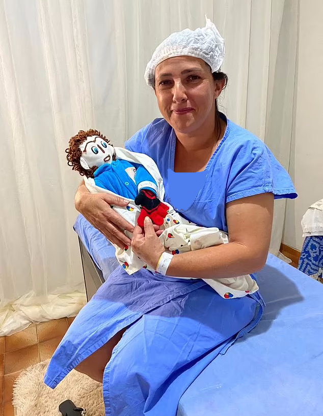 زن برزیلی که با یک عروسک پارچه ای ازدواج کرده و از او بچه دار شد!