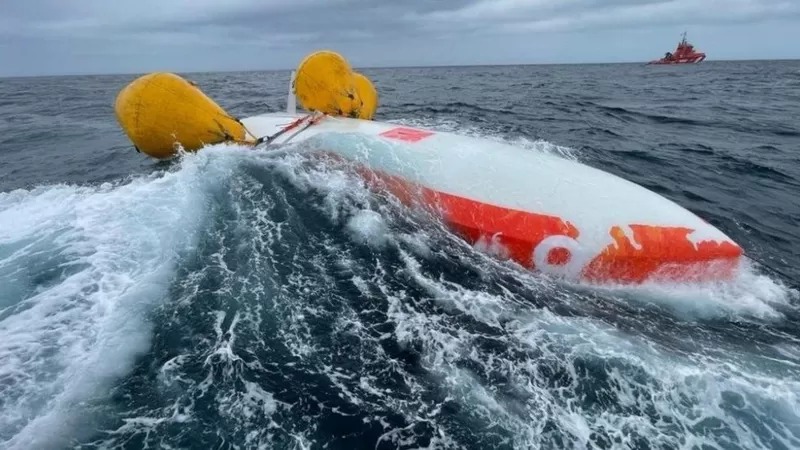 نجات ملوان فرانسوی ۱۶ ساعت پس از واژگونی قایق در اقیانوس