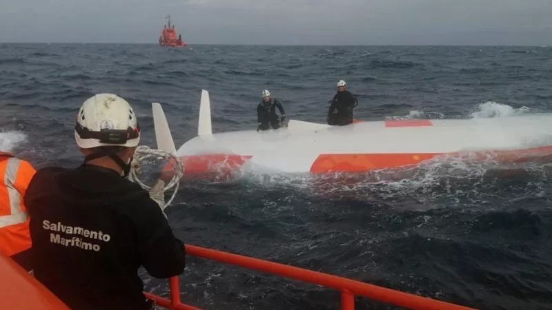 نجات ملوان فرانسوی ۱۶ ساعت پس از واژگونی قایق در اقیانوس