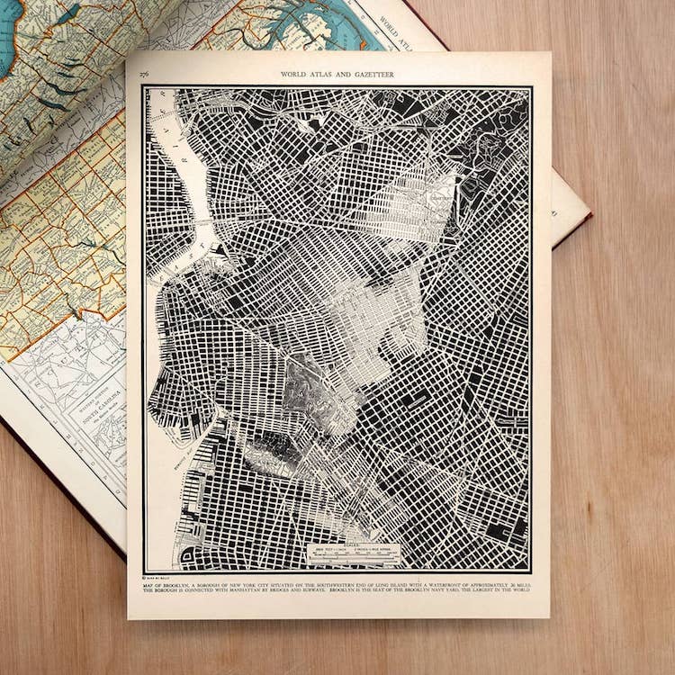 این هنرمند روی نقشه‌های جغرافیایی، تصاویر زیبایی پرتره ترسیم می‌کند و حاصل کار بسیار زیبا و دیدنی می‌شود