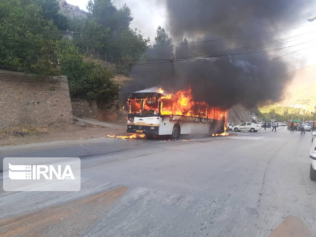 اتوبوس حامل مسافران در راه تهران آتش گرفت