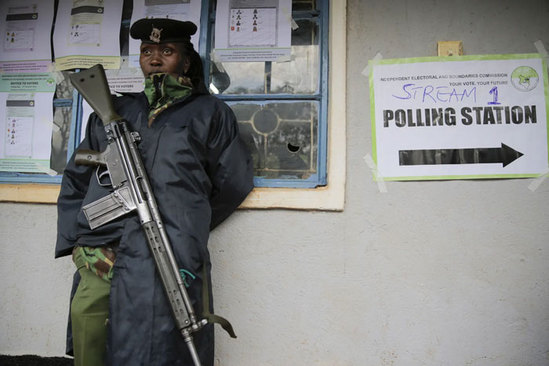 سلاح غول پیکر مامور انتظامی یک حوزه رای گیری در کنیا