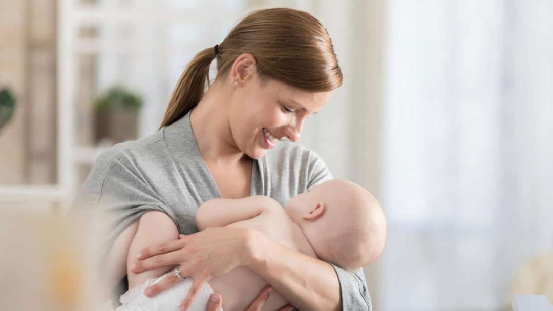 کشف مواد شیمیایی ماندگار در شیر مادر