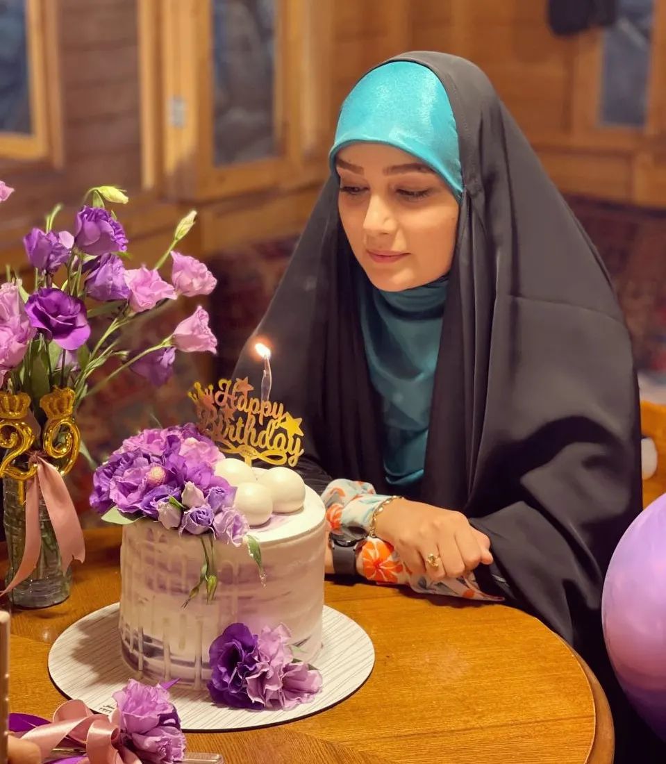 جشن تولد خانم مجری در کنار همسرش با تم بنفش