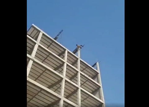 حرکت خطرناک پسر جوان بالای یک ساختمان نیمه‌کار