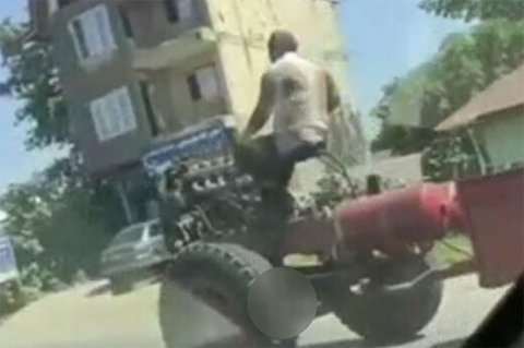 تصویری باورنکردنی از رانندگی کامیون بدون اتاق در خیابان‌ های شمال ایران