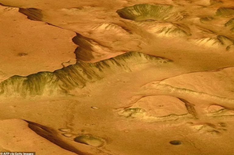 عکس‌های خیره‌کننده آژانس فضایی اروپا از دره‌ای روی مریخ که ۲۰ برابر پهن‌تر و پنج برابر عمیق‌تر از گرند کانیون است