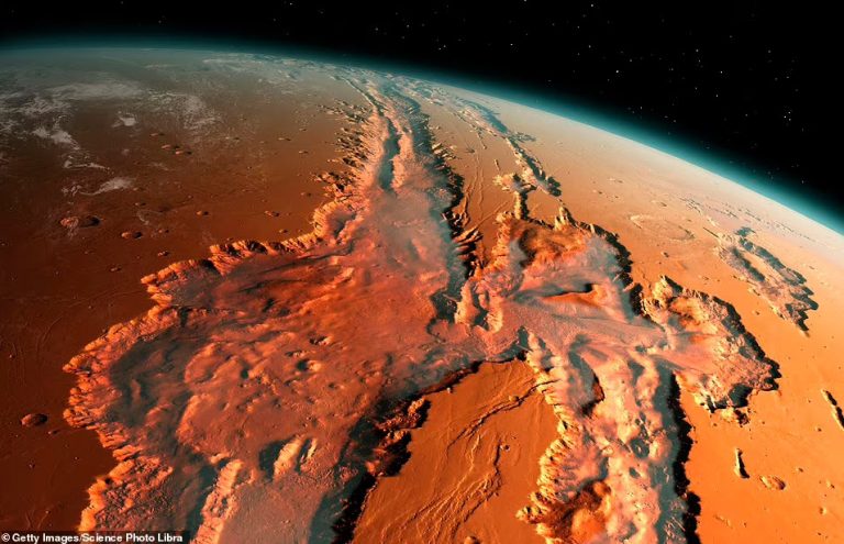 عکس‌های خیره‌کننده آژانس فضایی اروپا از دره‌ای روی مریخ که ۲۰ برابر پهن‌تر و پنج برابر عمیق‌تر از گرند کانیون است