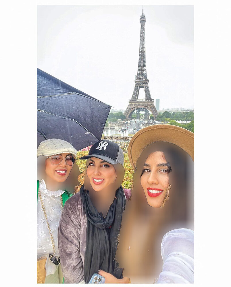 خوشگذرانی بازیگر زن مشهور و خواهرانش زیر برج ایفل در فرانسه