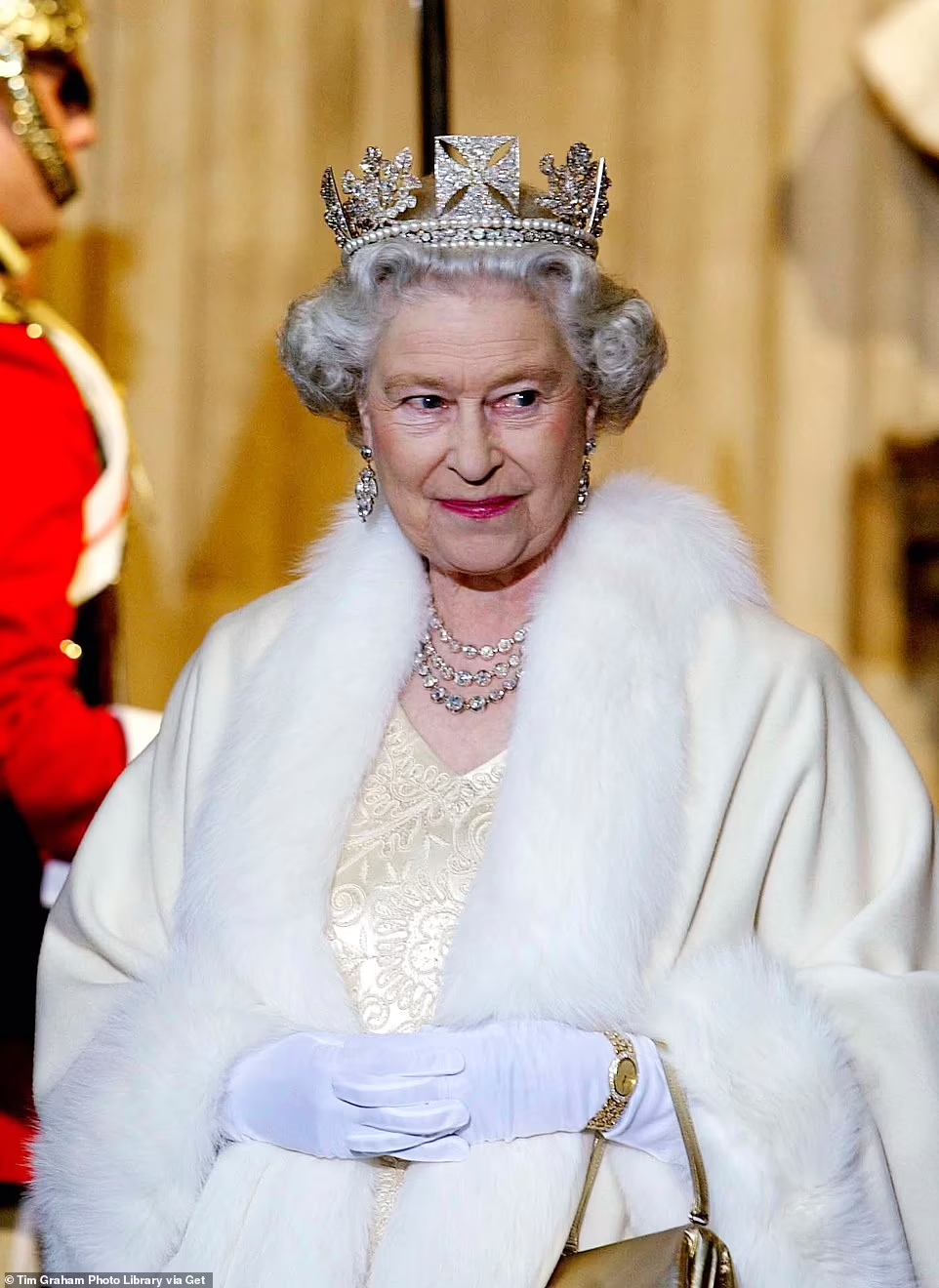 نگاهی به مجموعه خیره کننده و ارزشمند تاج‌ های ملکه انگلیس