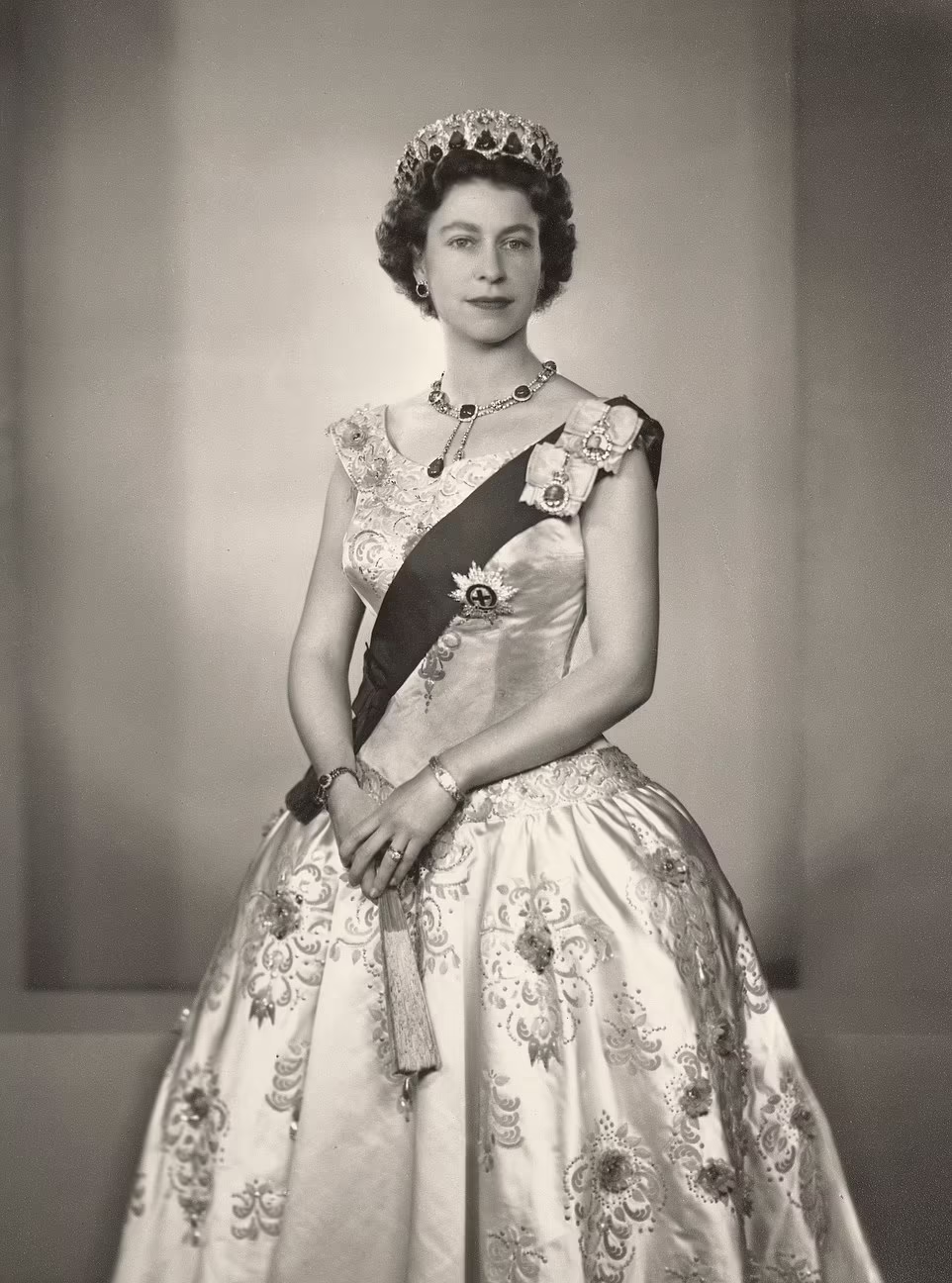 نگاهی به مجموعه خیره کننده و ارزشمند تاج‌ های ملکه انگلیس