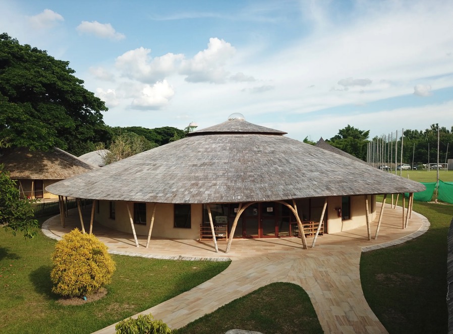 این کتابخانه تایلندی با معماری ملهم از صنایع دستی بامبو بسیرا تاثیرگذار است