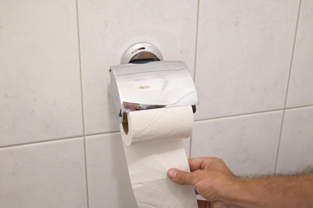دیگر دستمال توالت را اشتباه آویزان نکنید!