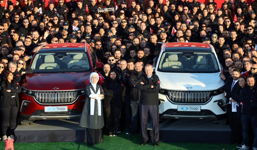 تصاویر ژست های اردوغان و همسرش کنار خودروی ملی ترکیه