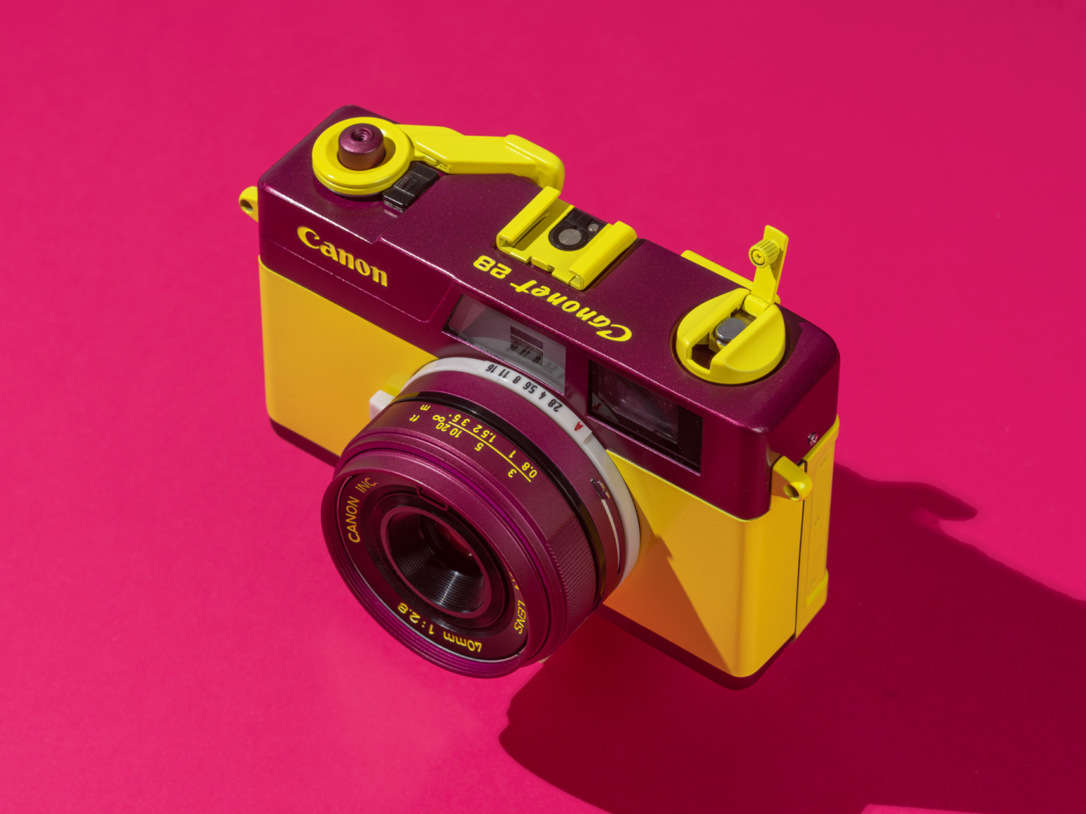 این عکاس دوربین‌های آنالوگ زیبای سفارشی با رنگ کردن آنها می‌سازد!