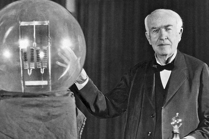 چه کسی لامپ حبابی را اختراع کرد؟