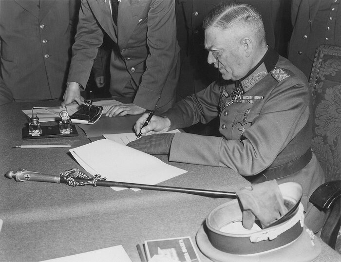 عکسی از لحظهٔ امضای سند تسلیم آلمان در جنگ جهانی