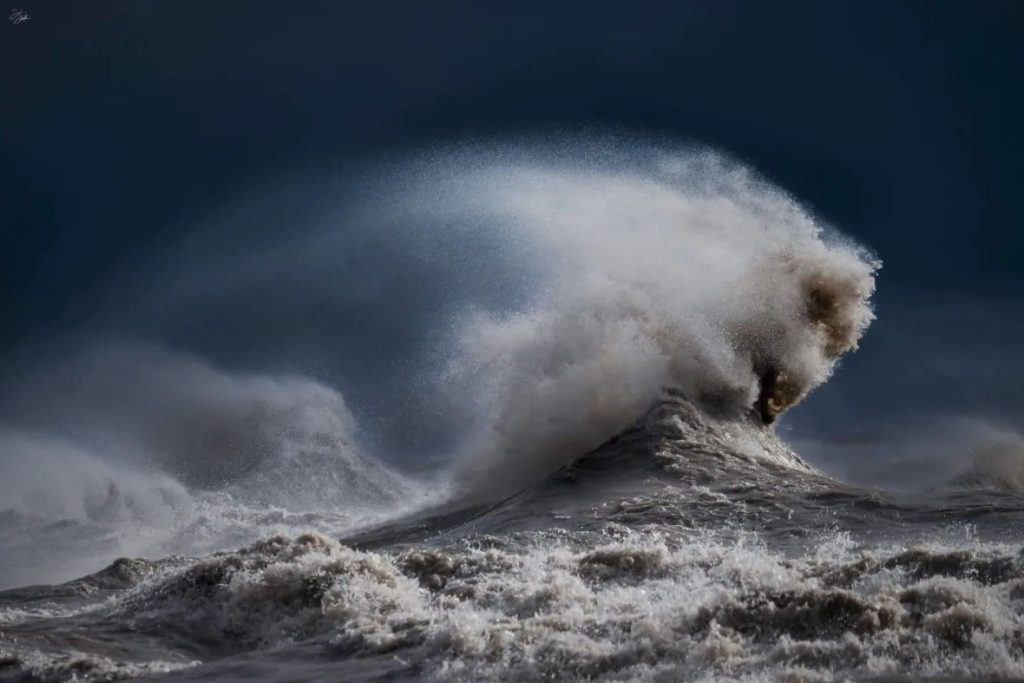این عکاس از تجسم چهره پوزئیدون در امواج یک دریاچه، عکس گرفت!
