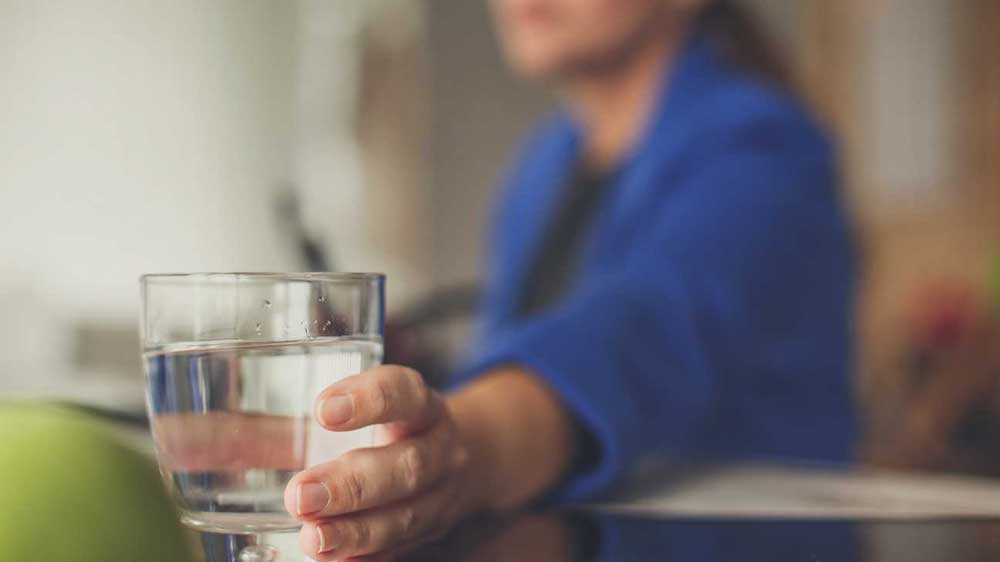 آیا باید روزانه هشت لیوان آب بنوشید؟(زومیت)