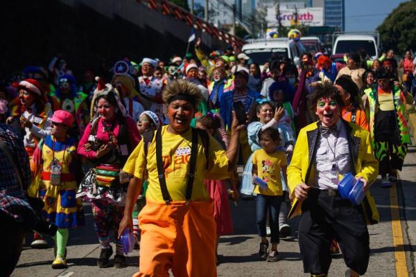 روز ملی دلقک در السالوادور (سرپوش)