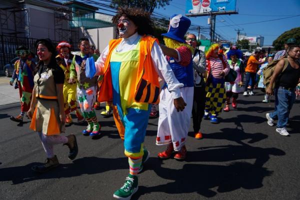 روز ملی دلقک در السالوادور (سرپوش)