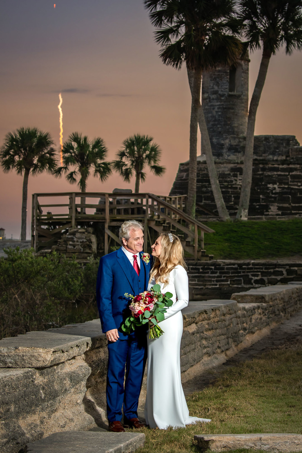 عکس عروسی این زوج در منظره پشت زمینه پرتاب موشک اسپیس ایکس، بسیار همه‌گیر شد(یک پزشک)