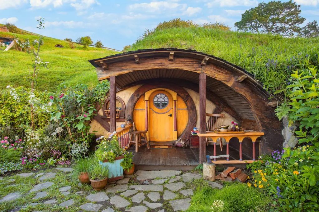 طرفداران «هابیت» اکنون می توانند یک شب را در Airbnb رسمی هابیتون در نیوزیلند بگذرانند، البته نه ارزان!(یک پزشک)