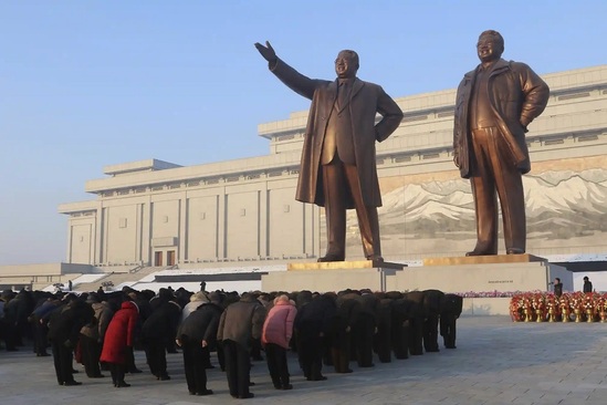 از حال و هوای کریسمس تا ادای احترام به مجسمه رهبران کره شمالی (عصرایران)