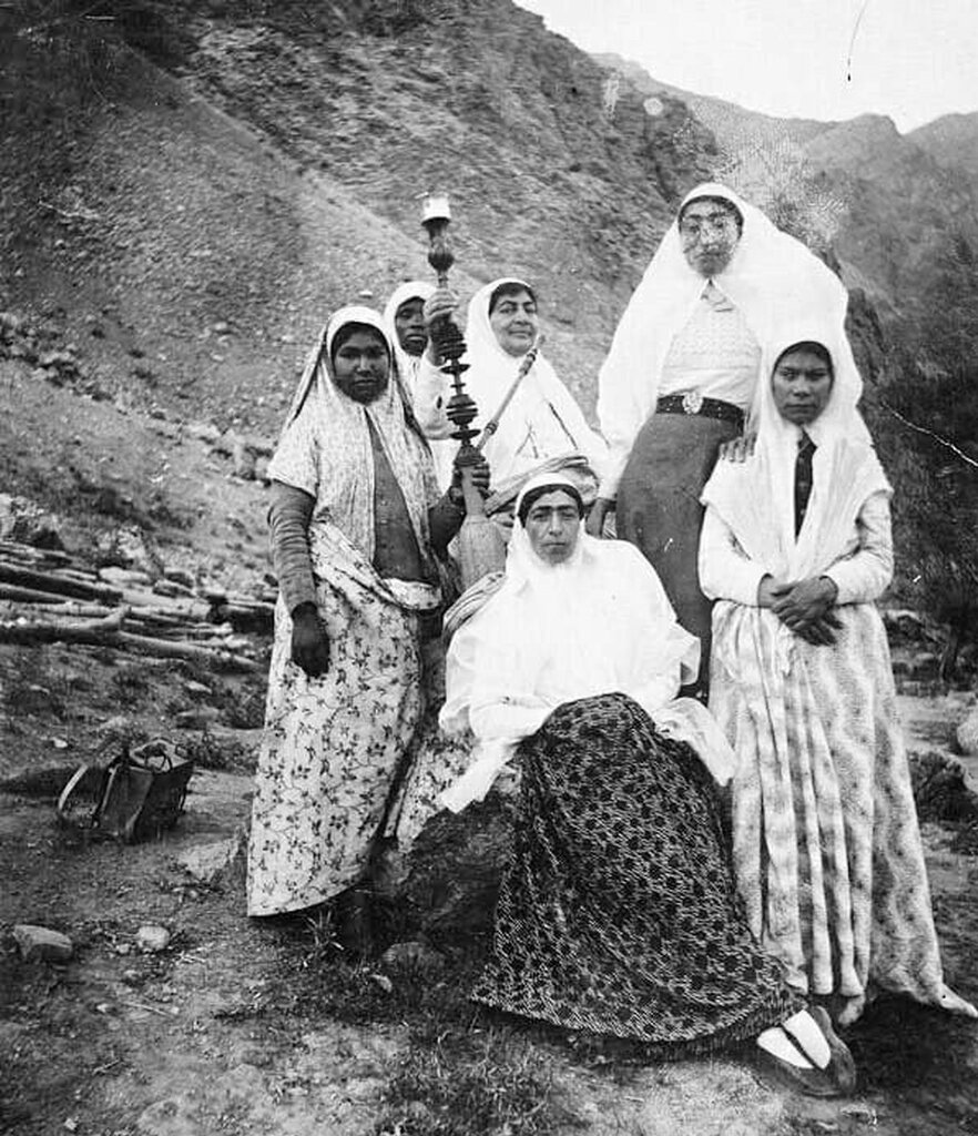 تصویری از کوهنوردی عجیب زنان قاجار با قلیان