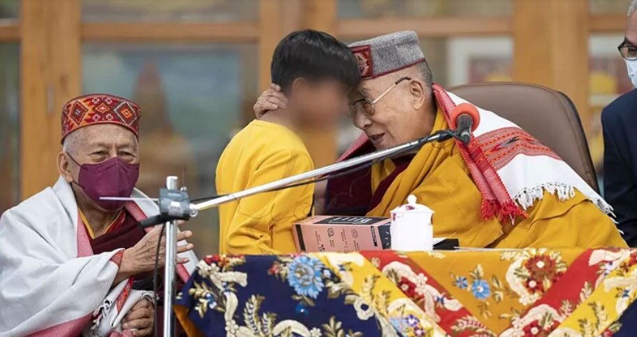رفتار زشت دالایی لاما با یک پسربچه جنجالی شد
