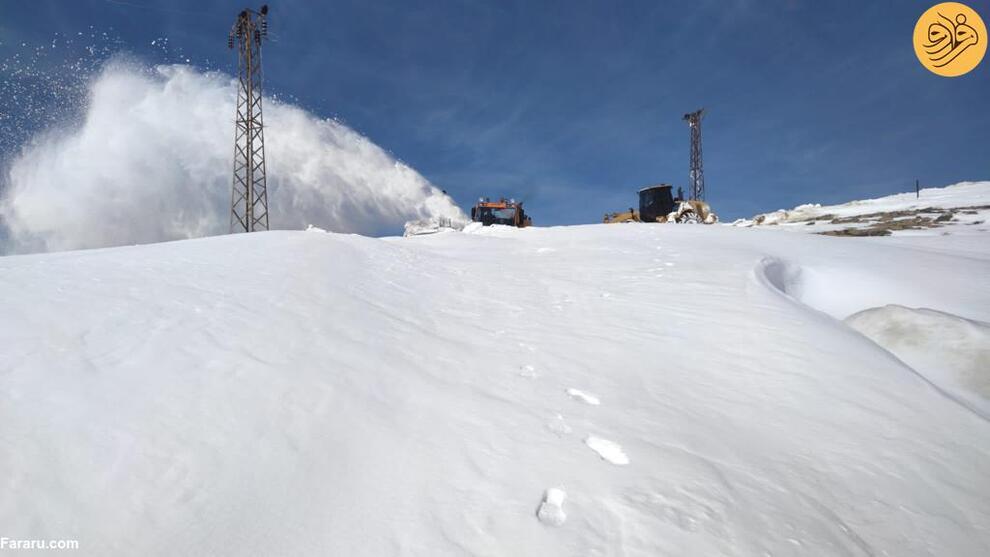 مبارزه با ۵ متر برف در مرز ایران (فرارو)
