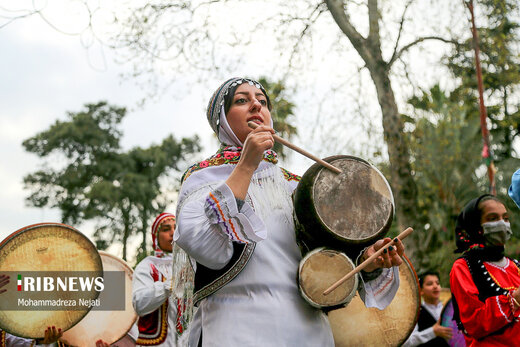تصاویری از زنان و مردان در نوروزخوانی برای بهار (صدا وسیما)