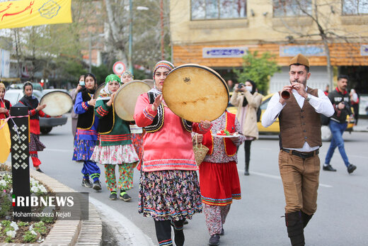 تصاویری از زنان و مردان در نوروزخوانی برای بهار (صدا وسیما)