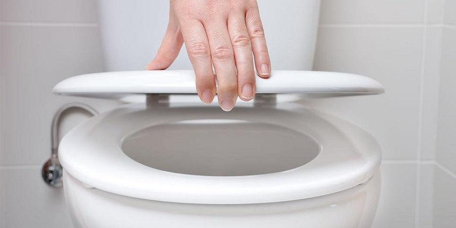 ۸ چیزی که هرگز نباید در توالت فرنگی بریزید(روزیاتو)