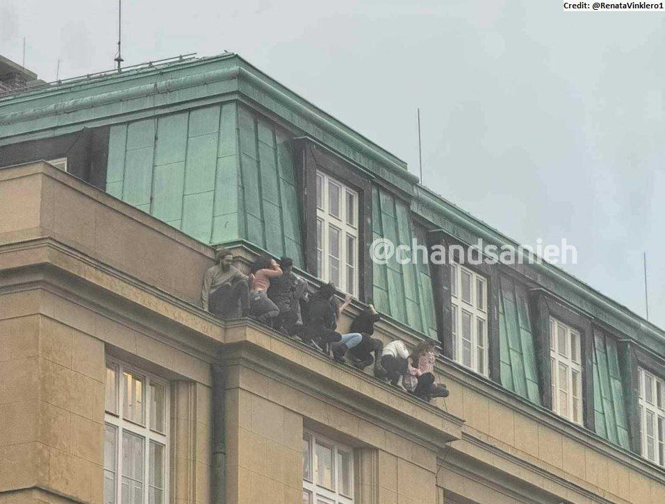 قاب عجیب از پناه گرفتن دانشجویان در تیراندازی پراگ