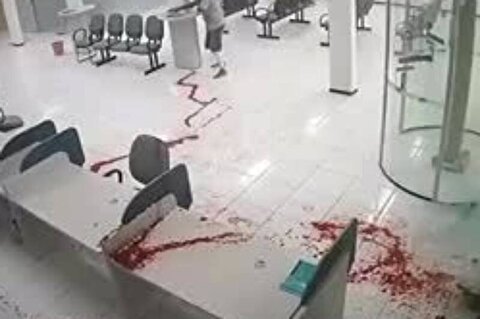 حمام خون وسط بانک؛ لحظه کشته شدن سارق مسلح!