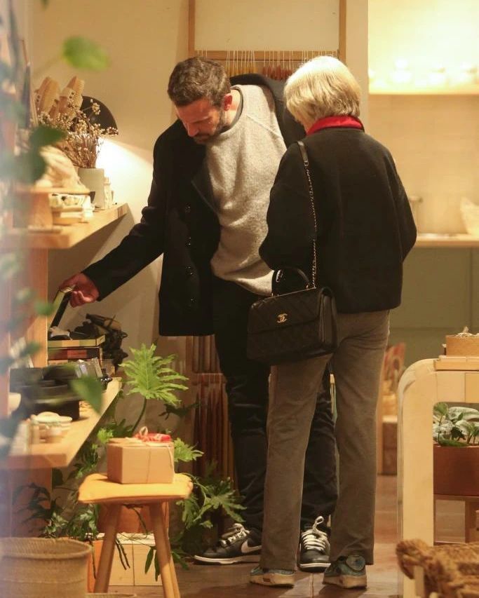 جنیفر لوپز همراه مادرشوهرش به خرید کریسمس رفت